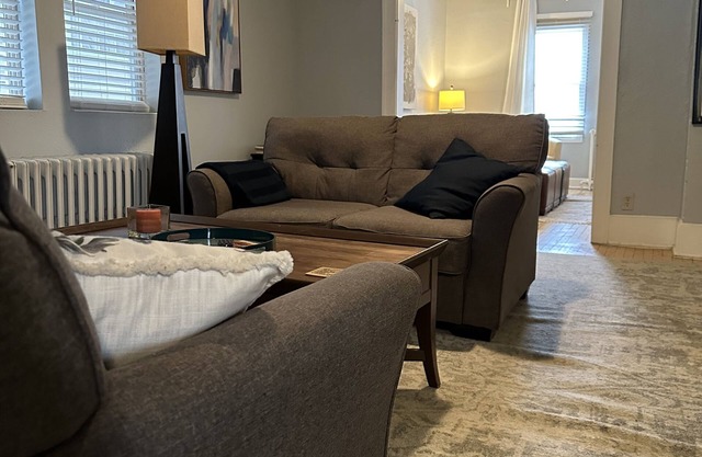 Stylish downtown apartment, Great location near Restaurants and night life.