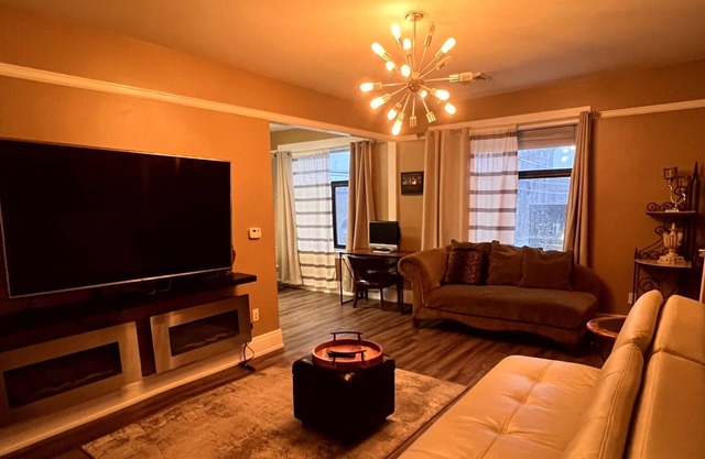 Stylish Downtown Rochester Suite #4