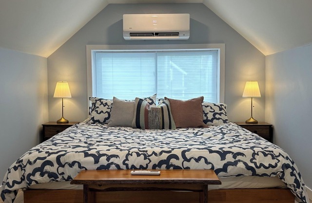 Stylish executive retreat - king bed, 1.5 baths, fast wifi, all new amenities!