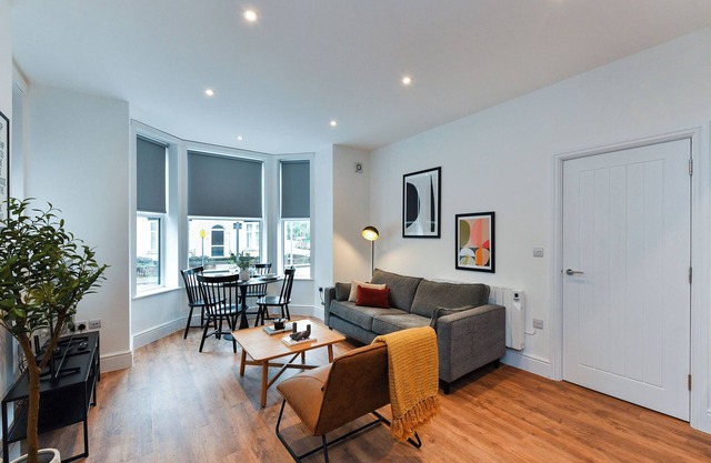 Stylish Flat with En-Suites Near Nature & Amenities