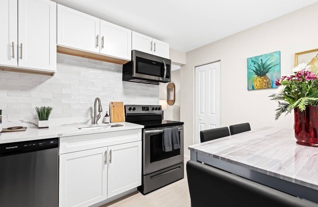 Stylish Gem in Hazel Park | 2BD | 1 Bath