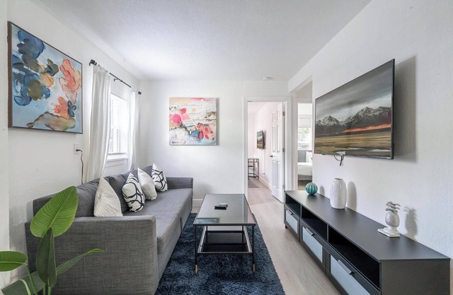 Stylish Home Near Beach, Downtown, and Airport. Pet Friendly!