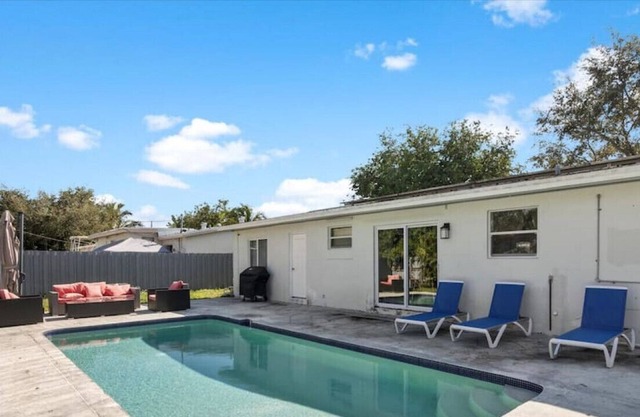 🌟 Stylish Home w/ Pool BBQ Large Backyard 🏖️