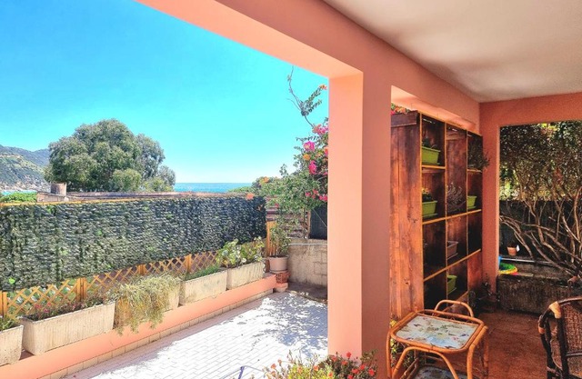 Stylish home with patio 4 min walk to the beach