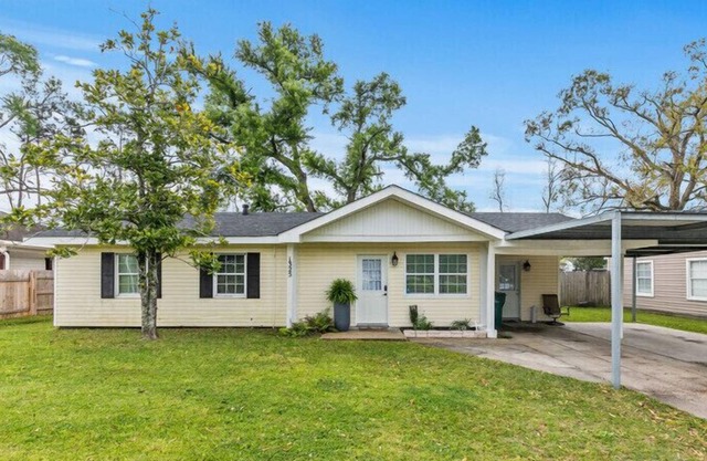 Stylish Home-with Pool table, Gym, Office, outside lounge area, and amenities