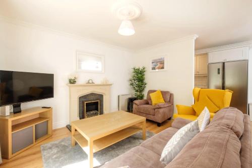 STYLISH & MODERN 6-Bed City Townhouse w/Parking