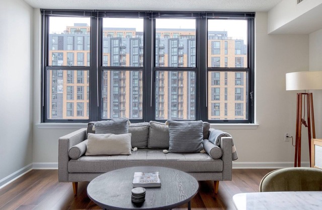 Stylish Navy Yard Studio w/ Gym & Roof Pool, nr Baseball, by Blueground