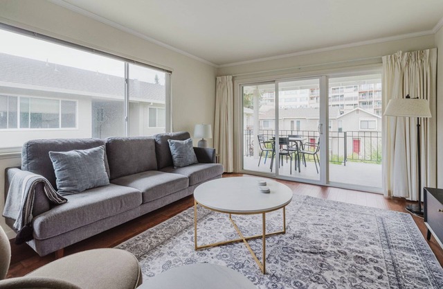 Stylish Palo Alto 2BR w/ Balcony, Courtyard & W/D