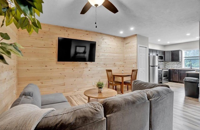 Stylish Pocono 1BR | Firepits Pickleball | Pets OK