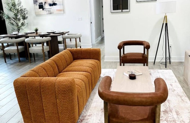 Stylish Retreat - Close to Downtown - Open Layout