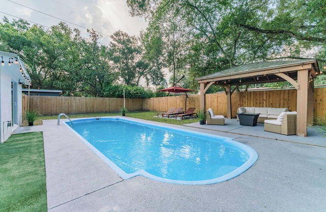 Stylish Seminole Heights Oasis w/ Pool, AC & WiFi located in the heart of Tampa