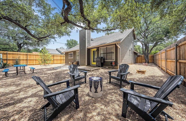 Welcome to Hollow Oak Place–A North Austin Retreat