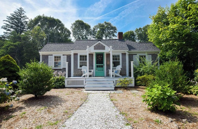 Stylish Updated Home, walk to Dennis Pond, Hot Tub!