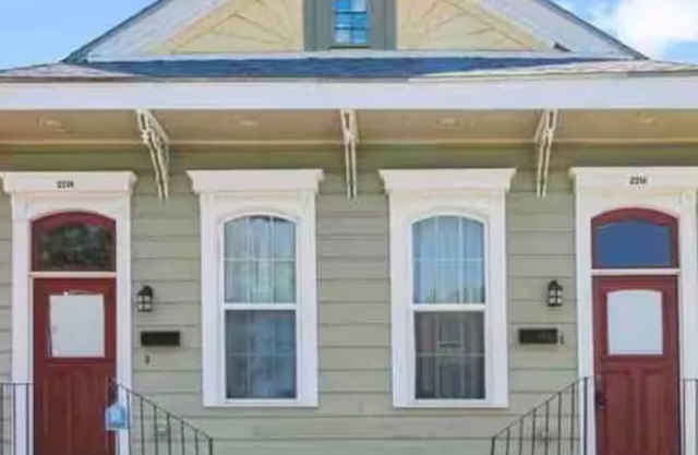 Stylish Uptown Duplex 1/1 - Walkable Uptown Gem Near Dining & Bars