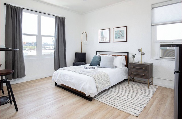 Stylish Urban Sanctuary in DTLA Studio!