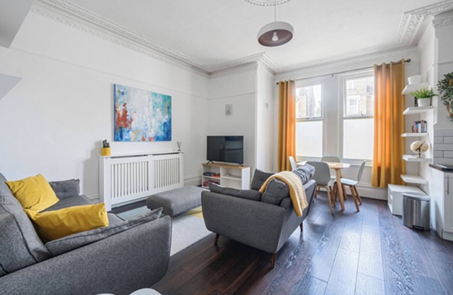 Stylish Victorian Flat | 3 Min Walk to Station