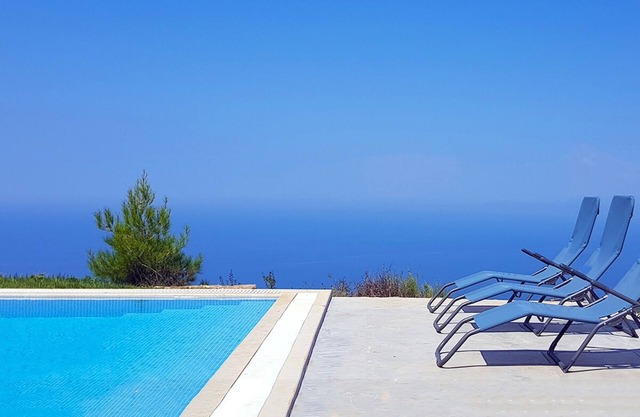 Elegante villa con piscina privada y una increíble vista del atardecer