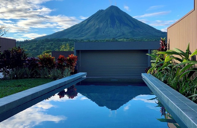 Stylish Volcano Villa w/ Jacuzzi & Private Pool, volcano views, sun deck, WiFi