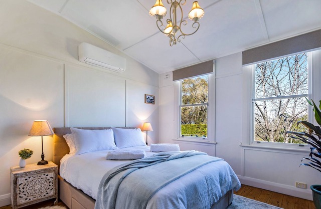 Stylishly charming 2 bedroom country retreat - 300m from village