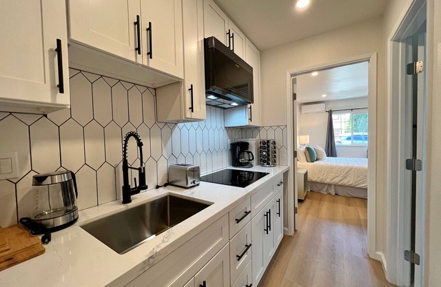 Stylishly Renovated 1BR Suite w/ AC, 10 min SFO, 615