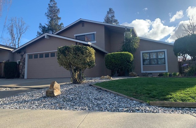 Suburban retreat, pool/hot tub, near labs and wineries