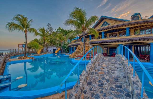 Suenos Grande Villa - Luxury three bedroom, three bathroom poolside villa