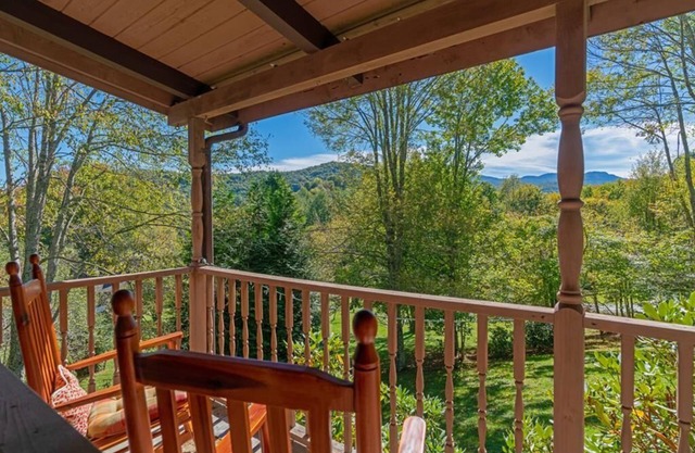 Sugar Mountain Sugar Shack - Mountain Cabin, Gas Logs, Outdoor Space, 5 minutes to Sugar Mountain...