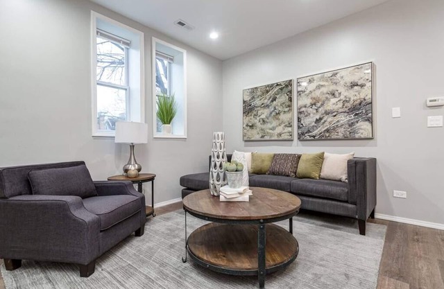 Suite 1 on Southport 4 Queen Beds!