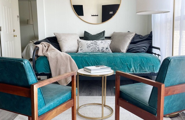 Suite 115 - 1 Bed/2 bath + Living & Kitchen