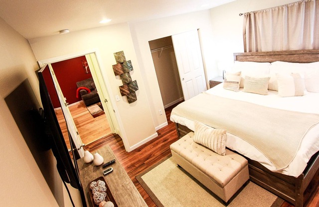 En la ley Suite | Cama King | 55 pulgadas4KTV | Bañera de hidromasaje | Cubierta