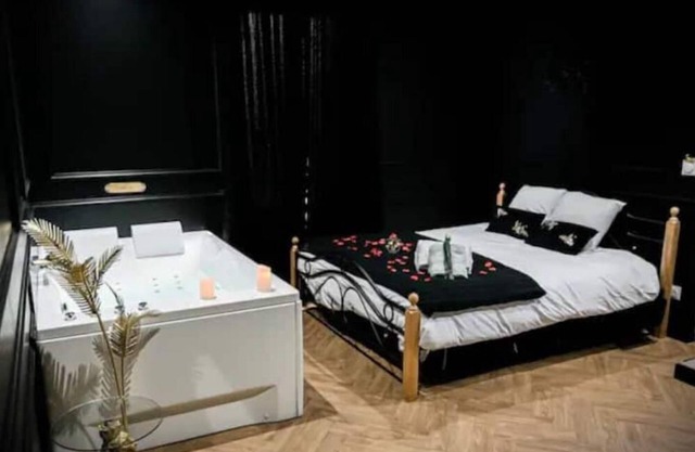 Suite Impériale Jacuzzi ~ Cinéma ~ Self Check-in