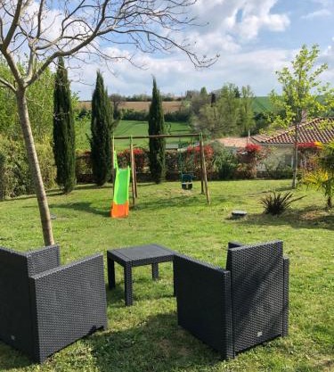 Suite indépendante au cœur d’un jardin arboré.