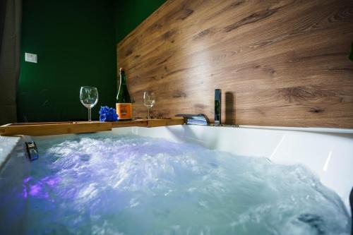 Suite Romantique et Spa Privé - Balnéo, Billard, Vidéoprojecteur - Bretagne Sud