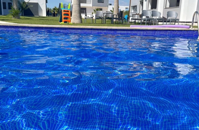 Suite S + 3 en la planta baja, nueva y amueblada con terraza y piscina privada.