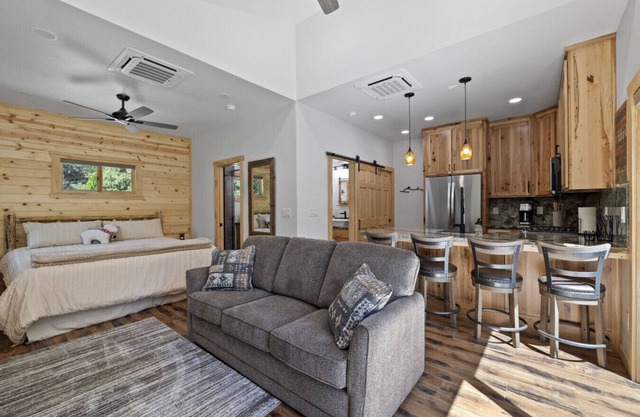 Sullivan Creek Studio-10 Mins to Twain Harte, Custom Log Cabin