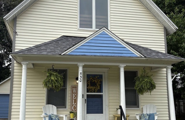 Sullivan Summer House - walk to downtown + beach