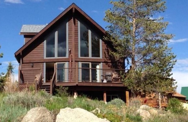 X-country ski, raquetas de nieve, trineo justo afuera de su puerta. WinterPark a solo 20 min.