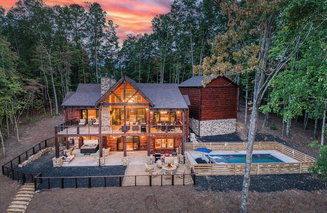 Summer Retreat | 5 Kings, Heated Pool, Hot Tub, Playground & Views