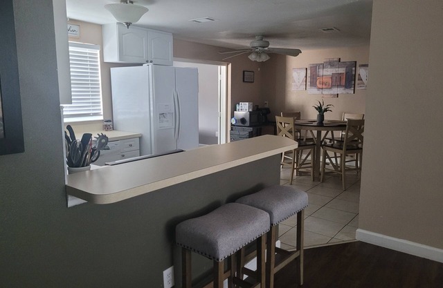 SummerTime Oasis 4 Bd 2Bth SF House with Pool