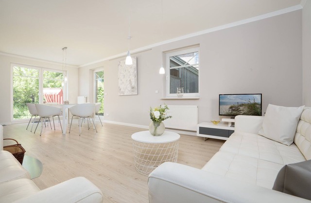 Summertime holiday home with terrace and beach chair in Eutin-Fissau