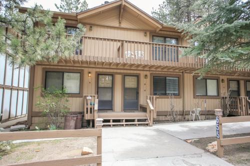 Summit Getaway Condo - Affordable and ideally located, Wood burning fireplace! Walk to Ski Resort