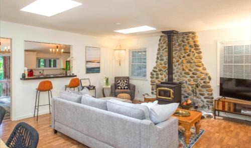 Summit Sanctuary! Redwoods! Fire Table! BBQ Grill! Fast WiFi! Dog Friendly!