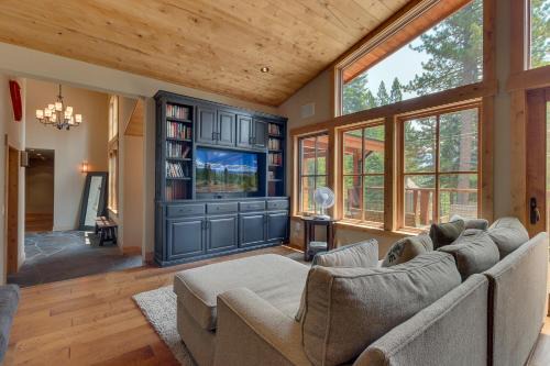 Summit Solitude at Palisade Tahoe - Charming 5BR w Foosball & Shuffleboard Table & Pet Friendly