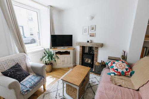 SUN COTTAGE - Cosy Cottage in Ulverston with a log burner in Ulverston, Cumbria