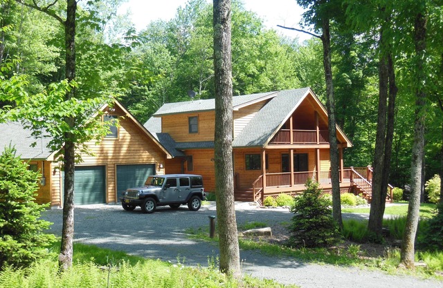 Cabina llena de sol a pocos pasos del río BeaverKill