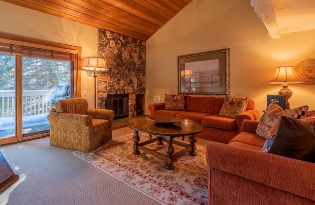 Condominio de 3 niveles - Amplia cocina con encimeras de piedra. Bañera de hidromasaje en la propiedad.