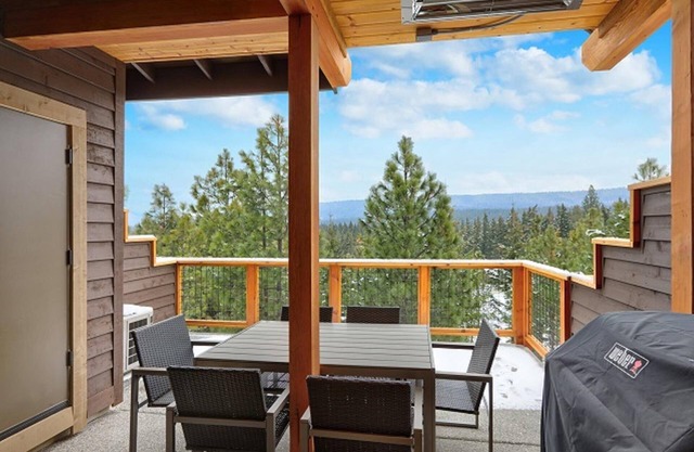 Vistas a la montaña! Nueva casa al otro lado de la calle del centro de natación y gimnasio.