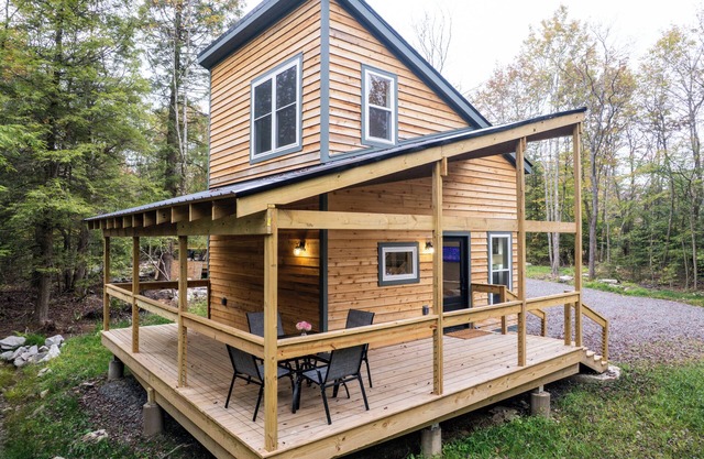 Trailheads & Powder Days Await at Sundew Cottage