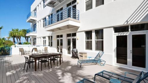Sundown Refuge by AvantStay Great Location w Patio Outdoor Dining BBQ Shared Pool Week Long Stays