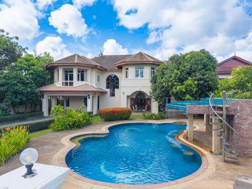 Sundrenched Oasis 7bed pool villa heart of Phuket